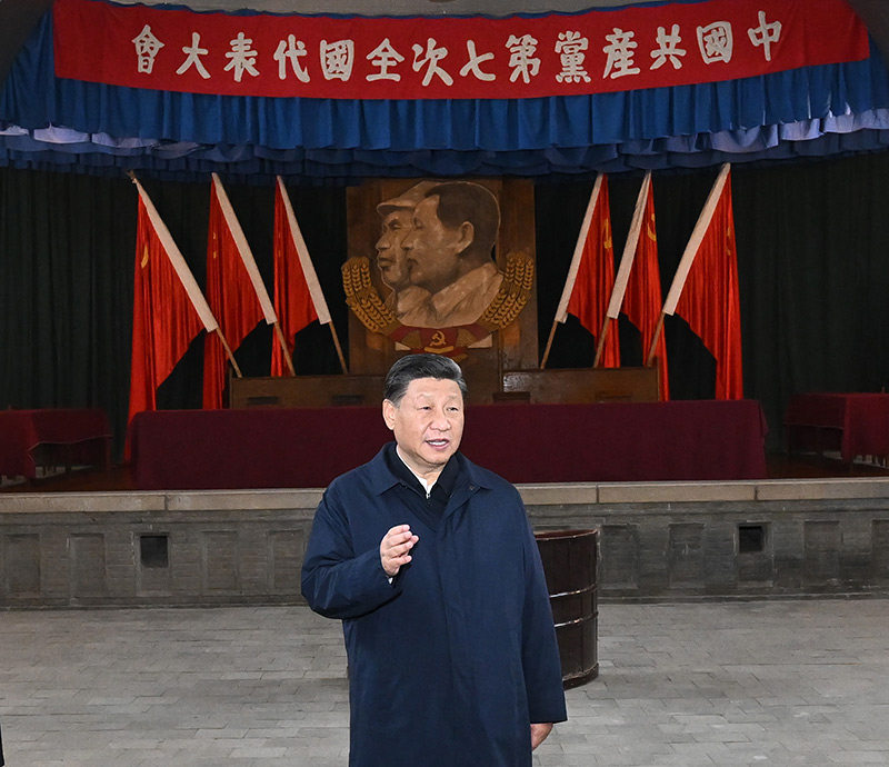   10月27日，中共中央总书记、国家主席、中央军委主席习近平带领中共中央政治局常委李强、赵乐际、王沪宁、蔡奇、丁薛祥、李希，瞻仰延安革命纪念地。这是习近平在杨家岭瞻仰中共七大会址。